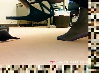 Amateur dangling with high heels at work vendstaculotte