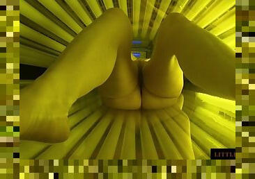 Tanning bed solarium sonnenbank fun pierced pussy and dildo