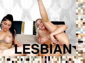 Sweetcams - Sexy lesbian ladies fuck both their pussies