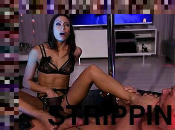 She's Got Amazing Feet - stripper Cassie Del Isla in foot fetish hardcore with cumshot
