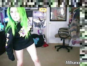 Amateur teen camgirl with green hair showing ass on webcam
