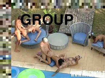 teta-grande, orgia, na-rua, estrela-porno, sexo-em-grupo, piscina