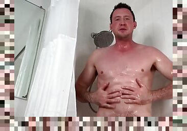 Handsome amateur guy jerks off his dick in the bathtub underwater