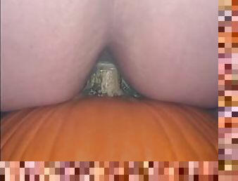 Bbw fucking a pumpkin