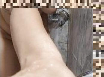 Milf tetona tomando una ducha y afeitandose las piernas y el coño