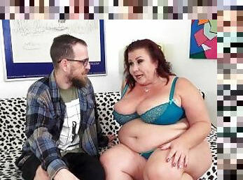 Cock Hungry Mature BBW Lady Lynn Bangs a Guy Half Her Size