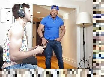 MANROYALE Gamer Twink Uses Tight Ass To Tip Delivery Driver