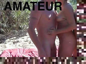 en-plein-air, chatte-pussy, amateur, plage, trio, jeune-18, blonde, naturel, rasé, brunette