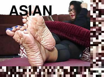 asiatique, milf, pieds, fétiche, solo, branlette-avec-les-pieds, brunette, femme-dominatrice