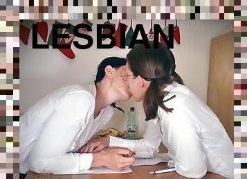 лесбиянки, косички, целуются