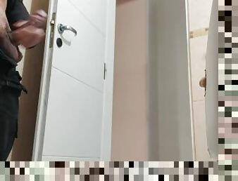 Mi amigo me descubre orinando y masturbandome en el baño