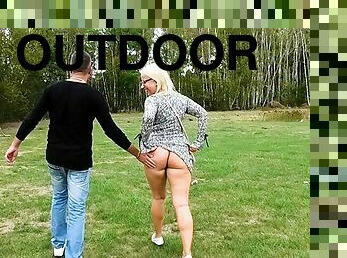 Blondine mit großem Arsch lässt sich Outdoor in die Fotze spritzen