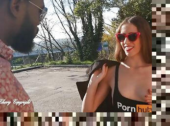 Tara Cherry X - Je M'exhibe Sur un Parking Avec Mon Bod - Amateur Porn