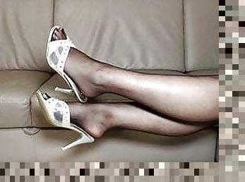 Black pantyhose posing &ndash; Viv&rsquo;s pretty feet