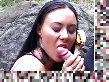 Sexy babe Valentina Velasques makes and outdoor blowjob