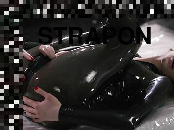 strapon, lesbisk, leke, dildo, fetisj, latex, alene