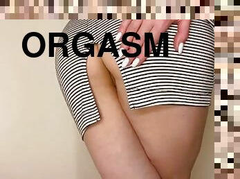 orgasm, pasarica, sub-fusta, chilotei, excitat, cur-butt, perfect, fusta-mini