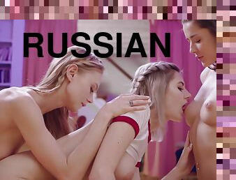 payudara-besar, rusia, lesbian-lesbian, bertiga, stocking-stockings, berambut-pirang, berambut-cokelat