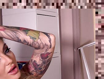 mastrubacija, babe, igrača, hardcore, fingering, blond, zofa, solo, obrita, tattoo