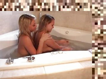 Lil Kelly Lesbian Bathtub rubs with Dildo