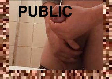 masturbation, public, énorme-bite, gay, ejaculation-interne, secousses, horny, toilette, solo, blanc