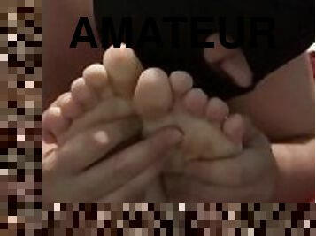 Il me lèche les pieds sensuellement