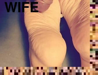 I masturbate and cum on my wife's feet. Cum on legs 4k