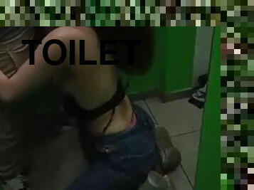 blowjob-seks-dengan-mengisap-penis, toilet, merokok, klub