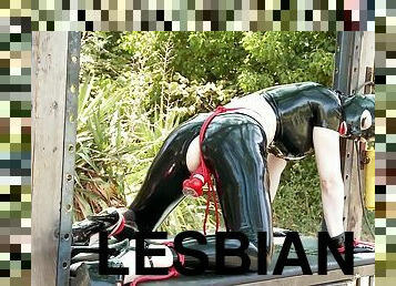 en-plein-air, lesbienne, hardcore, bdsm, esclave, fétiche, latex, bondage, caoutchouc