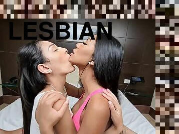 teta-grande, lésbicas, latina, beijando