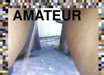 en-plein-air, pisser, chatte-pussy, amateur, maison, jupe-en-l’air