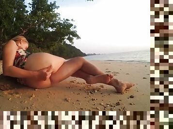 Sex on the beach with a young blonde