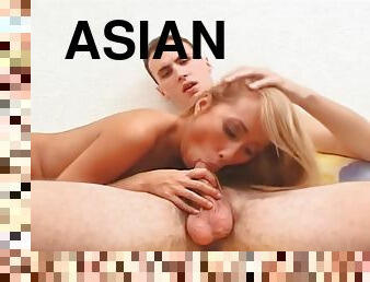 asiatique, levrette, fellation, ejaculation-sur-le-corps, interracial, trio, blonde, petits-seins