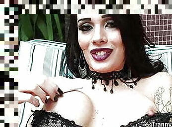 travesti, oral-seks, üstüneyüzüne-boşalma, kocaman-yarak, kadın-iç-çamaşırı, tek-kişilik, emme