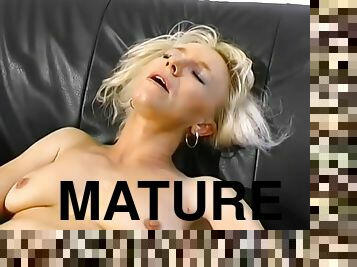 Mature chick on the casting couch - Telsev