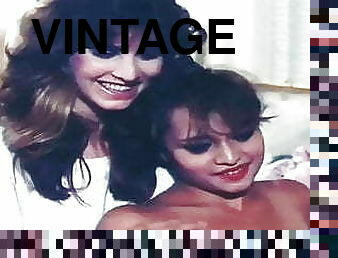 vulve-pelose, fichette, ragazze-giovani, lesbiche, pornostar, vintage, retro, masturazione-con-dita, trio, baci