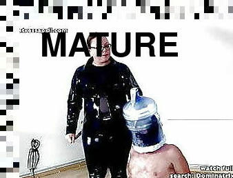 bouteille, pisser, mature, bdsm, esclave, toilette, bondage, maîtresse, humiliation, domination