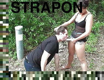 vieux, en-plein-air, public, gode-ceinture, ados, bdsm, esclave, 18ans, plus-agée, humiliation