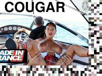 Sex on the yacht with curvy cougar