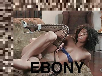 піхва-pussy, чорношкіра-ebony, міжрасовий-секс, чорношкіра, панчохи, жіноча-білизна, природна, біла, брюнетка, високі-підбори