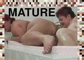 bouteille, masturbation, giclée, mature, ejaculation-interne, bdsm, belle-femme-ronde, femme-habillée-mec-nu, cougar, jumeaux