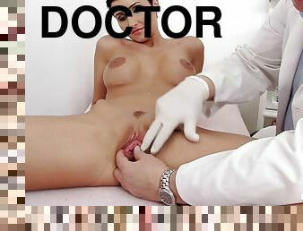 dottori, mammine-mature, giocattoli, masturazione-con-dita, feticci, brunette