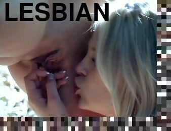 ציצי-גדול, אוננות, בחוץ, כוס-pussy, לסבית-lesbian, לעשות-עם-האצבע, נשיקות, בלונדיני, מגולח