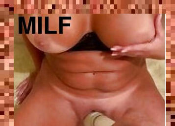 kylpy, isot-tissit, masturbaatio, vanha, orgasmi, pissaaminen, ruikkiminen, amatööri, milf, lelu