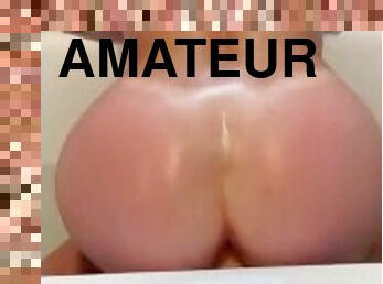 Je me gode dans mon bain avec un gros calibre !! Voir sur mon mym : Aurbeaureal