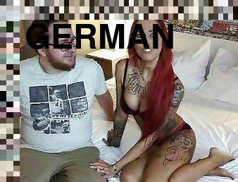 Nerd Jungmann mit kleinem Schwanz darf deutsche Sexbombe Anni ficken