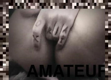 gros-nichons, masturbation, amateur, énorme-bite, doigtage, bas, point-de-vue, solo, tatouage, bite