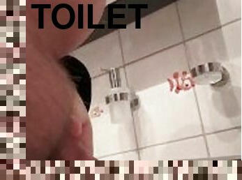 pisser, amateur, ejaculation-sur-le-corps, gay, joufflue, européenne, euro, toilette, solo, bite