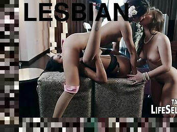 aasialainen, isot-tissit, remmidildo, eebenpuinen, rotujen-välinen, lesbo-lesbian, lelu, sormettaminen, kolmisin, blondi