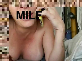 MILF au réveil attend nue dans son lit pour réel baise hard dans les deux trous - FK2